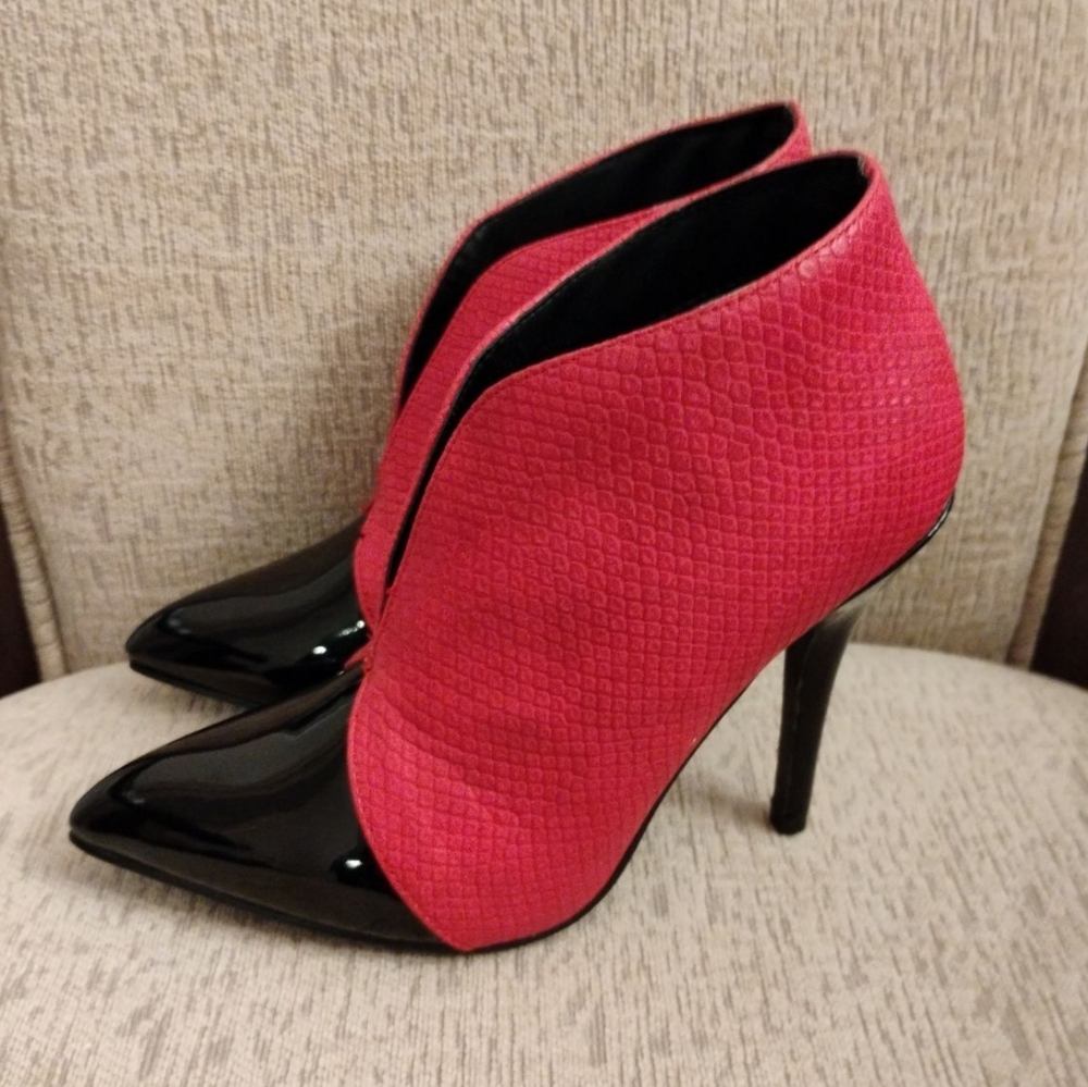 Beast fashion boots Red and black Sz-6.5